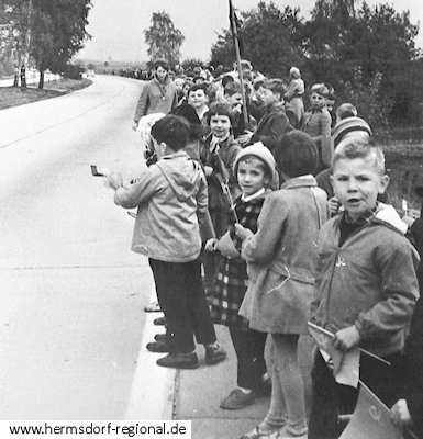 Zusammen mit weiteren Schulklassen begrüßen auch die Kindergartenkinder die Kosmonauten bei ihrer Durchfahrt auf der Autobahn